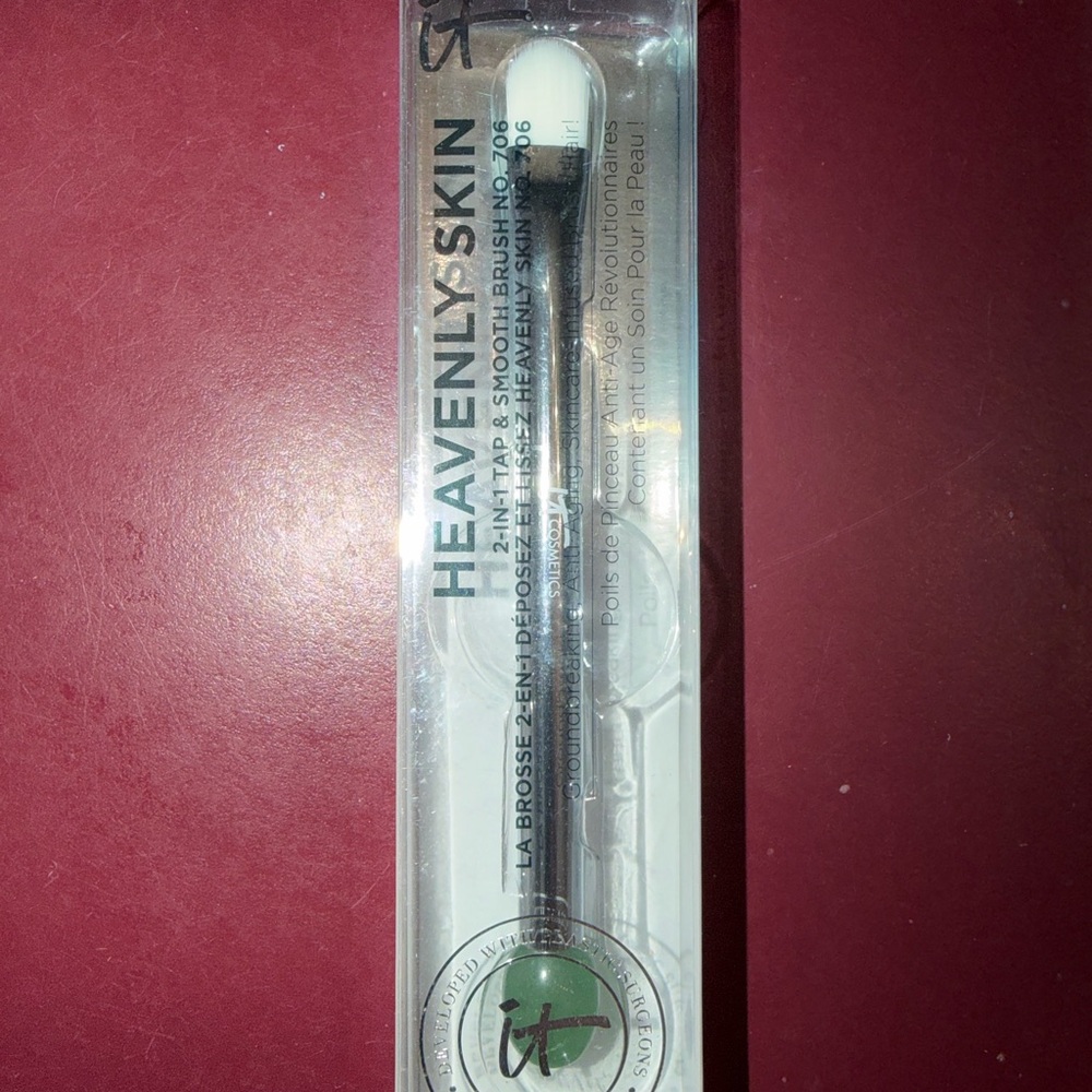 It Cosmetics Heavenly Skin 2-in-1 Tap & Smooth Brush 706